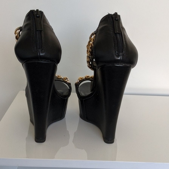 Black wedges w/Gold chains - Picture 4 of 5